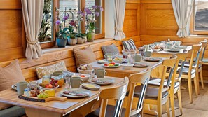 Petit déjeuner complet compris tous les jours