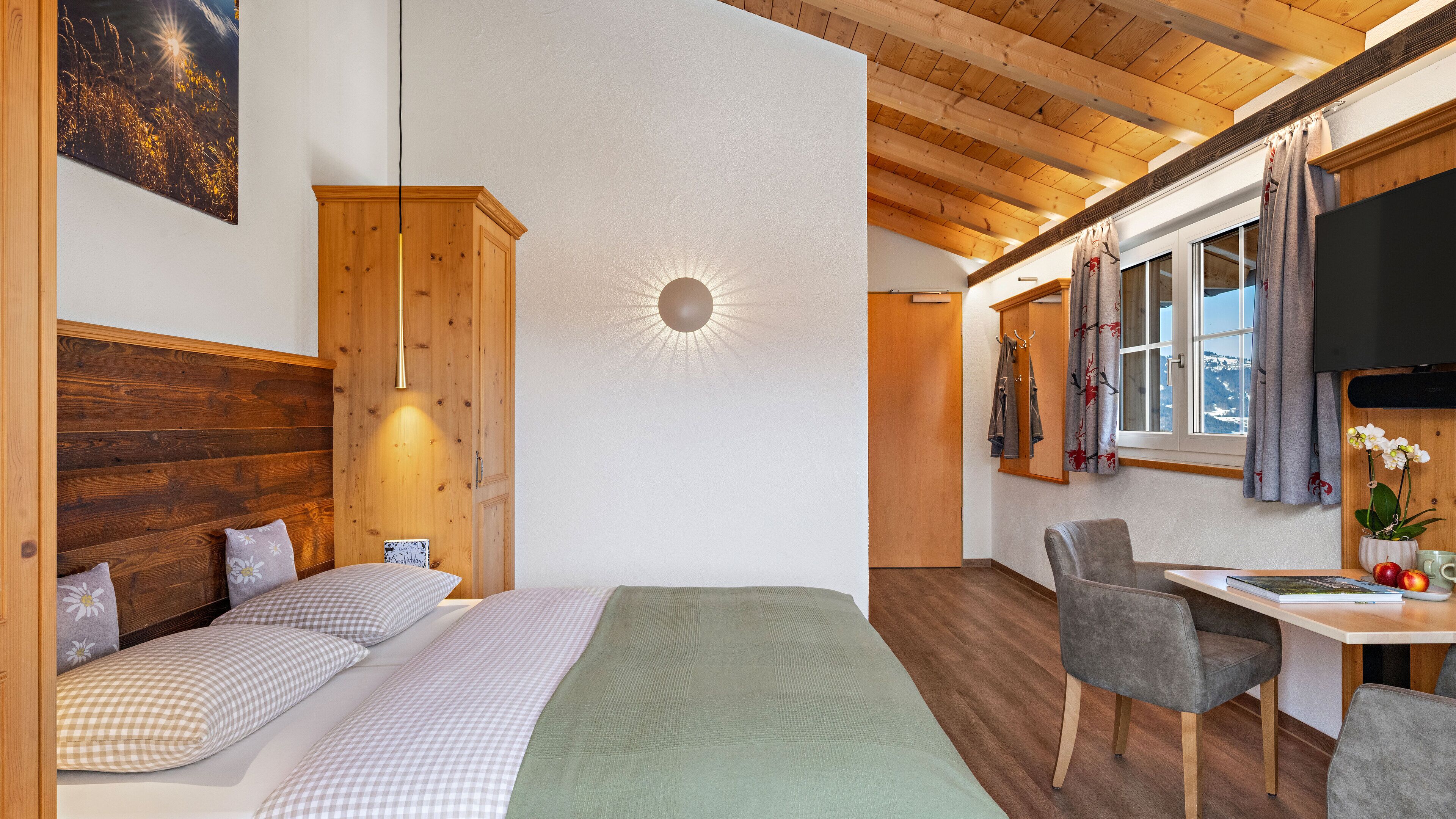 Habitación doble superior, vistas a la montaña | Cortinas opacas, sistema de insonorización, wifi gratis