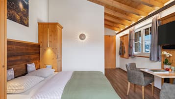 Habitación doble superior, vistas a la montaña | Cortinas opacas, sistema de insonorización, wifi gratis