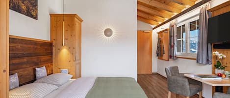 Quarto casal superior, vista para a montanha | Cortinas blackout, quartos à prova de som, Wi-Fi de cortesia