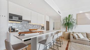 Réfrigérateur, micro-ondes, four, plaque de cuisson