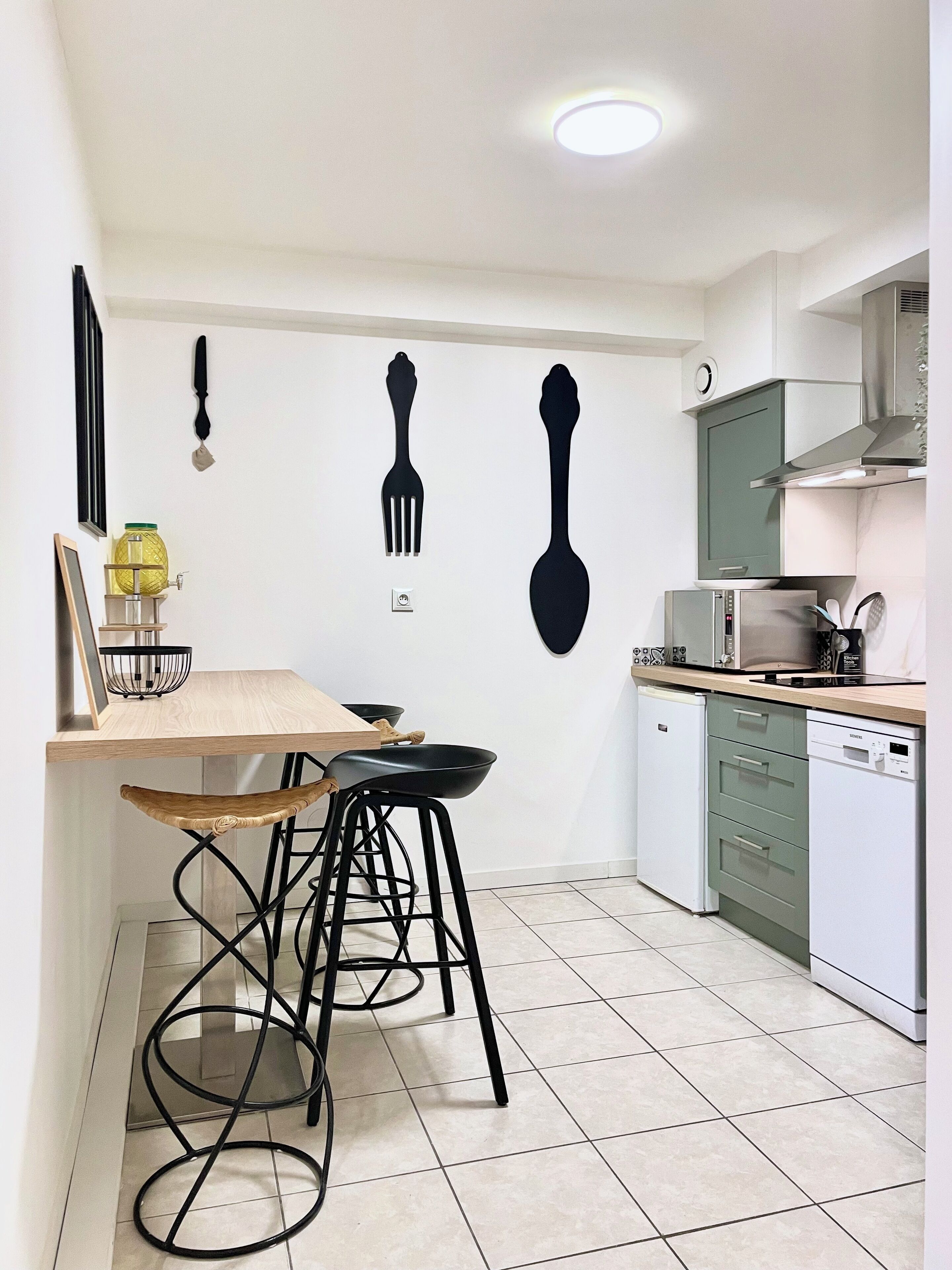 Four à micro-ondes, un four, surface de cuisson, lave-vaisselle