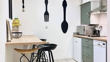 Four à micro-ondes, un four, surface de cuisson, lave-vaisselle