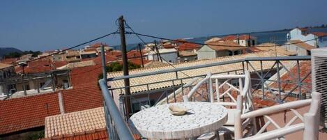 Superior-sviitti, näköala uima-altaalle | Ulkoruokailutilat