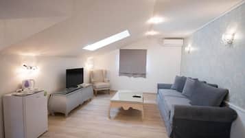 Superior-sviitti, näköala uima-altaalle | Oleskelualue | Taulutelevisio