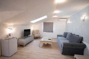 Superior Suite, Pool View | Living area - Suites Pirofani (Lefkada)