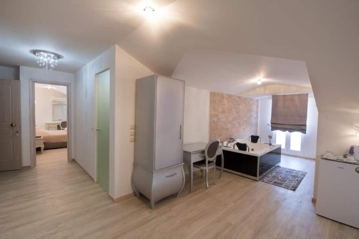 Superior-Suite, Poolblick | Zimmersafe, kostenloses WLAN