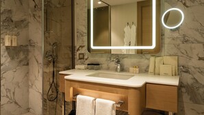 Executive Family Suite | Bad | Designertoalettartikler, hårføner, badekåper og tøfler