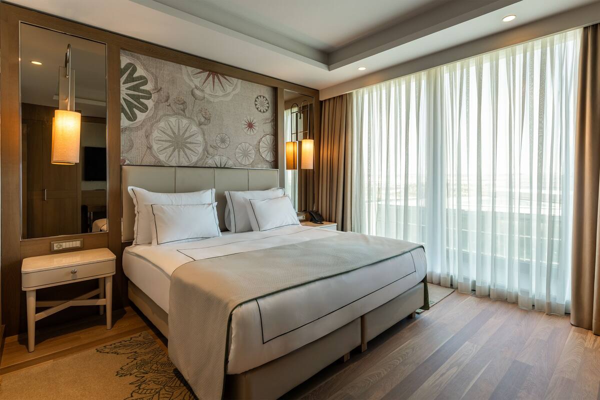 Familie suite, hoek | Luxe beddengoed, een gratis minibar, een kluis op de kamer, een bureau