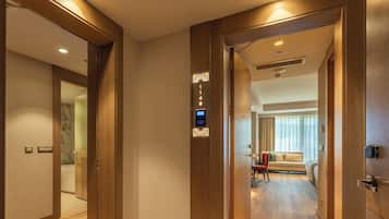 Executive Family Suite | Área de estar | Smart TV, pebolim, mesa de pingue-pongue, brinquedos
