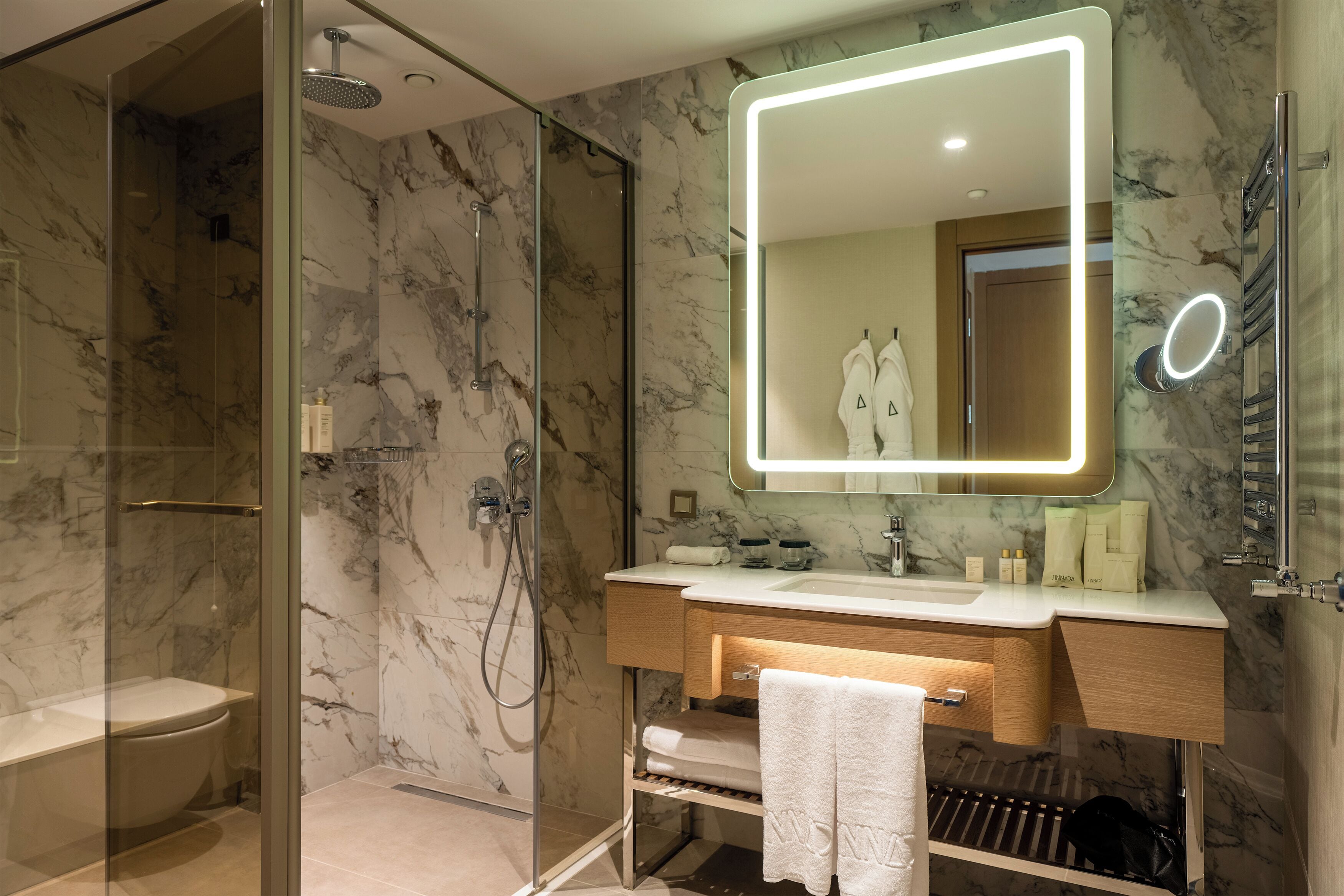 Executive Thermal Family Suite | Banheiro | Produtos de toalete de grife, secador de cabelo, roupões de banho 