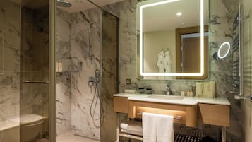 Executive Thermal Family Suite | Banheiro | Produtos de toalete de grife, secador de cabelo, roupões de banho