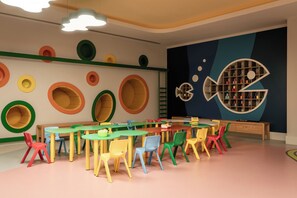 A children's playroom with colorful furniture and playful wall decorations. - Sinnada Resort & Thermaland (Afyonkarahisar)