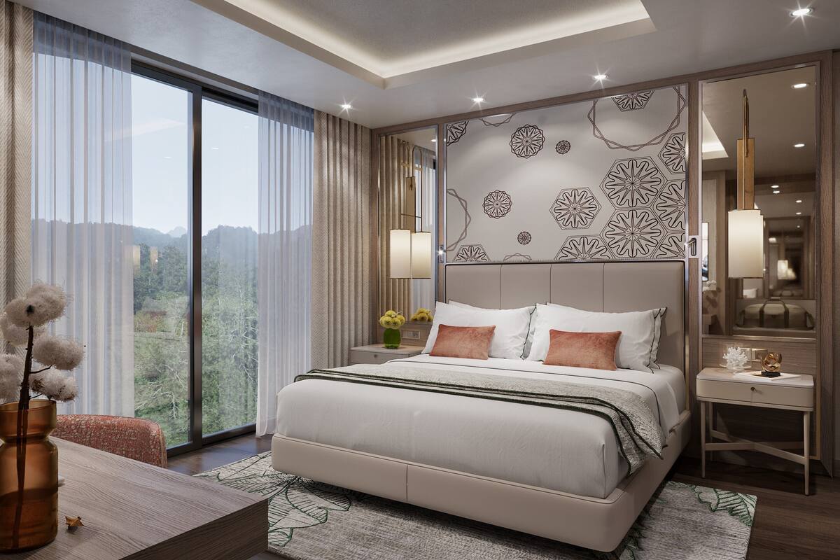 Une chambre d’hôtel moderne, dotée d’un grand lit, d’un bureau, d’une chaise et offrant une vue sur l’extérieur.