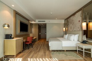 A hotel room with a bed, desk, chair, and a television. - Sinnada Resort & Thermaland (Afyonkarahisar)