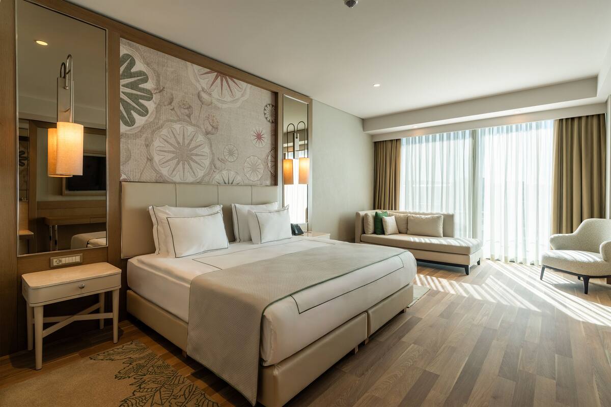 Superior tweepersoonskamer | Luxe beddengoed, een gratis minibar, een kluis op de kamer, een bureau