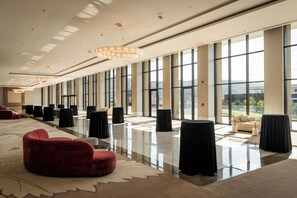 A spacious lobby with high ceilings, large windows, and modern furnishings. - Sinnada Resort & Thermaland (Afyonkarahisar)