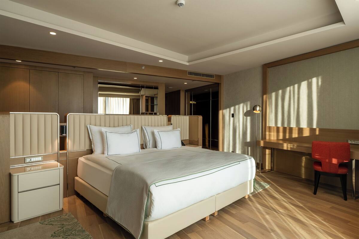 Familiekamer | Luxe beddengoed, een gratis minibar, een kluis op de kamer, een bureau