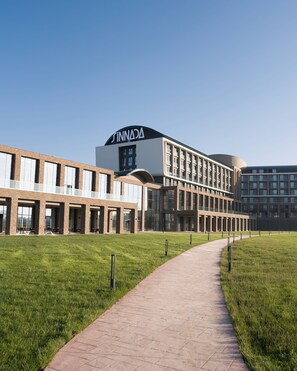 A modern building with a clear pathway leading to the entrance. - Sinnada Resort & Thermaland (Merkez / Afyonkarahisar)