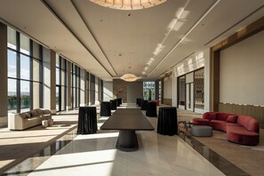 A spacious lobby with a long table, sofas, and a large window offering a view. - Sinnada Resort & Thermaland (Afyonkarahisar)