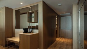 A modern bathroom with a wooden vanity, a mirror, and a coffee machine. - Sinnada Resort & Thermaland (Afyonkarahisar)