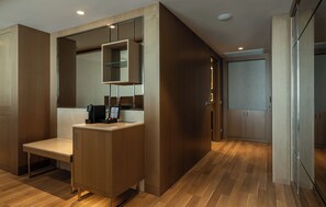 Une salle de bain moderne avec un meuble-lavabo en bois, un miroir et une machine à café.