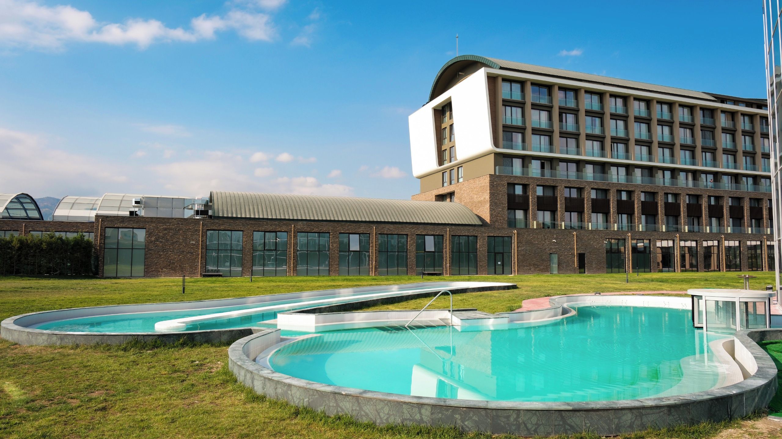 Un edificio moderno con zona de piscina.