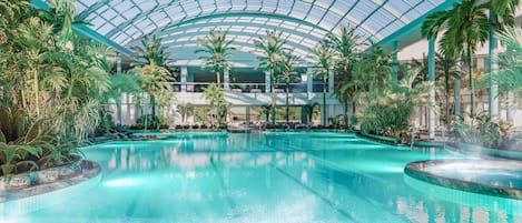 Salas de tratamiento para parejas, un sauna, una bañera de hidromasaje