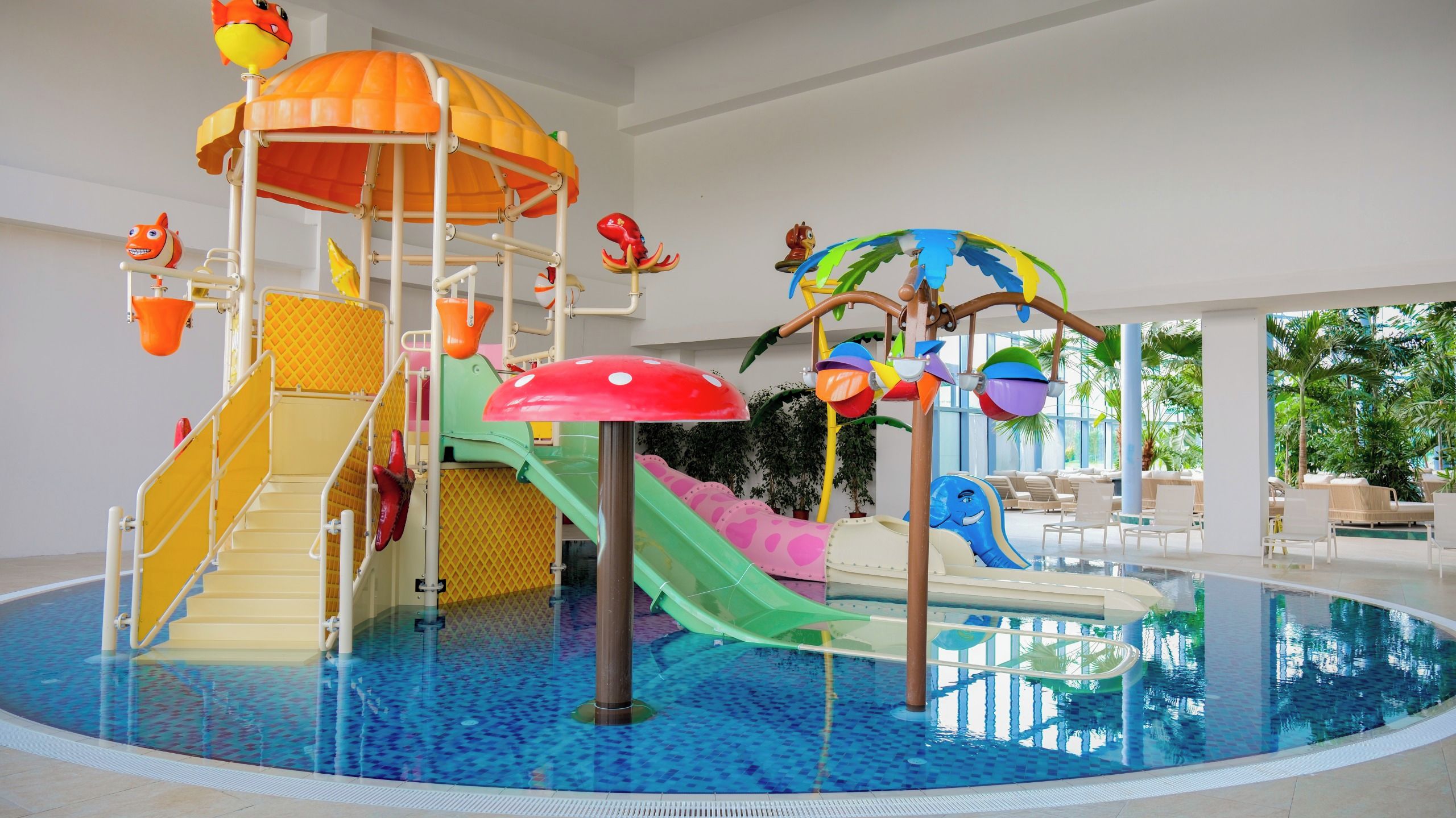 Ein Wasserpark mit Rutschen, einem Schwimmbecken und verschiedenen Spielbereichen.