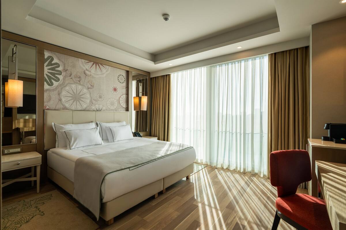 Familie suite, 2 badkamers, hoek | Luxe beddengoed, een gratis minibar, een kluis op de kamer, een bureau