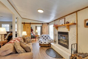 Interior - Hot Tub & Boat Ramp! Home on Toledo Bend Reservoir (Hemphill)