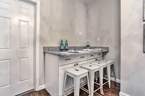 Interior - Pet-friendly Newark Townhome Near Airport! (Newark)