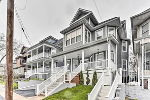 Interior - Pet-friendly Newark Townhome Near Airport! (Newark)