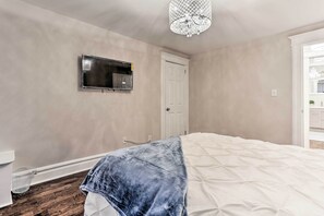 Interior - Pet-friendly Newark Townhome Near Airport! (Newark)