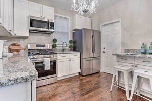 Interior - Pet-friendly Newark Townhome Near Airport! (Newark)