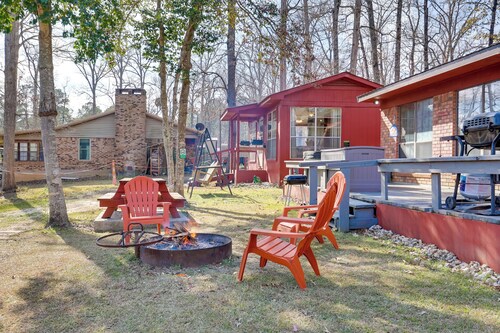 Hot Tub, Lake Access! Anglers Escape in Hemphill