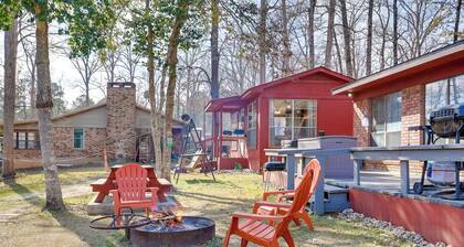 Hot Tub, Lake Access! Anglers Escape in Hemphill