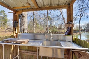 Apartment (0 Bedroom) | Interior - Great for Fishing! Lakefront Studio in Hemphill (Hemphill)