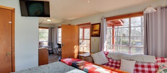 Great for Fishing! Lakefront Studio in Hemphill