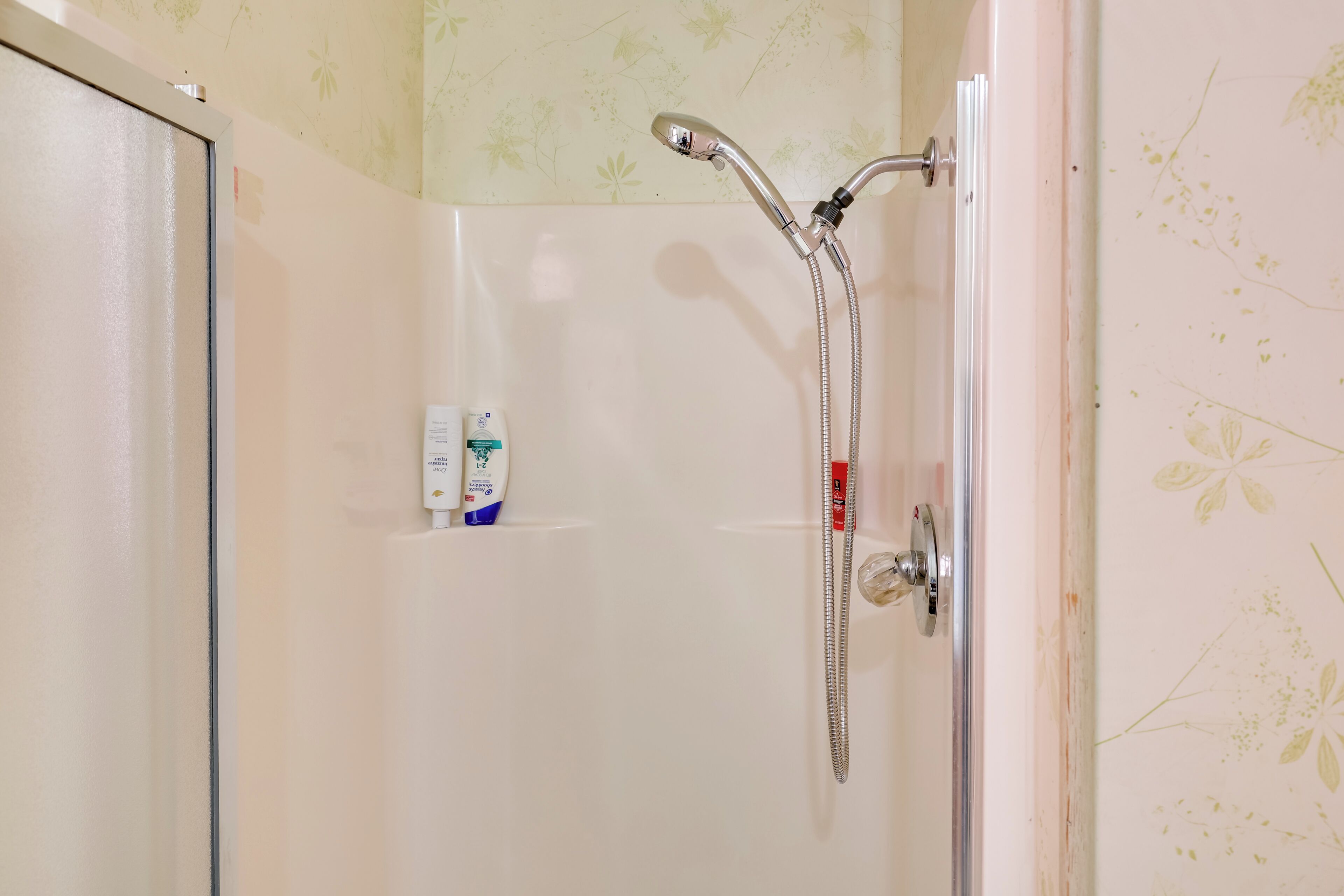 Une salle de bain avec une douche, des toilettes et un lavabo.