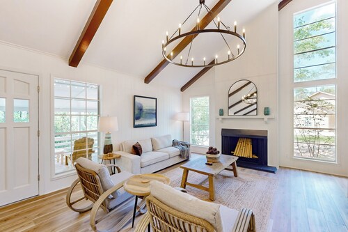 Newly-renovated 3BR + Flex Room w/ Treetop Views