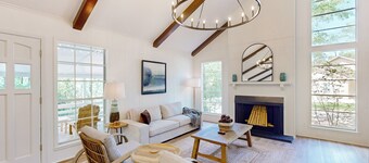 Newly-renovated 3BR + Flex Room w/ Treetop Views