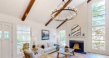 6 Mi to Lake: Brookeland Home w/ Treehouse Vibes