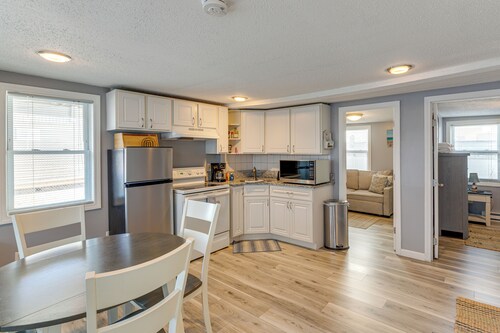 Walk to Public Beach Access! Breezy Hampton Condo