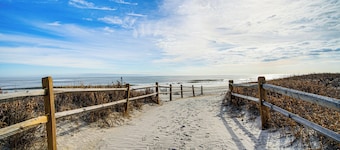 Steps to Sand & Surf! Couples Haven in Brigantine