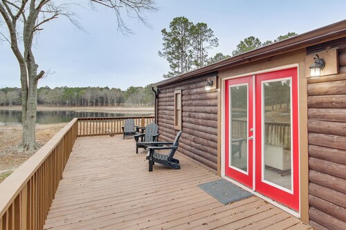 Lakeside Retreat w/ Yard: Quiet Mississippi Cabin