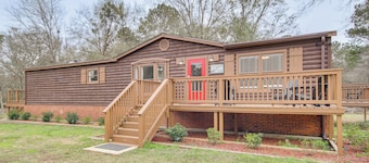 Lakeside Retreat w/ Yard: Quiet Mississippi Cabin