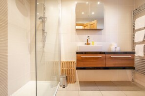 Shower, hair dryer, towels, soap - Sea View | Lower Largo (Lower Largo)