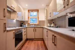 Coffee/tea maker, fridge, microwave, oven - Sea View | Lower Largo (Lower Largo)