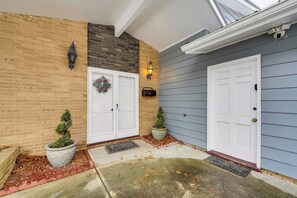 Interior - 3 Mi to Great Northern Mall! Stylish Home (North Olmsted)